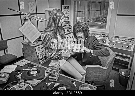 BBC DJ 'The Baron' à radio Manchester dans les premiers jours de la station. Comprend le modèle Manchester Sue Dexter (Dester) de l'agence Sheelah Wilson. Banque D'Images