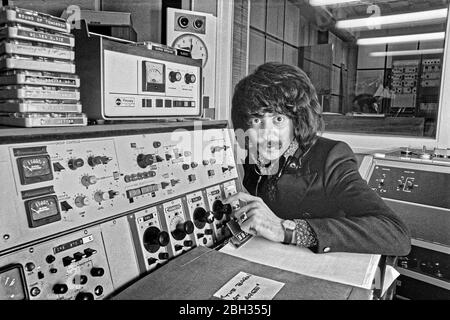 BBC DJ 'The Baron' à radio Manchester dans les premiers jours de la station. Le Baron a également fait un spectacle "le Baron en grand" à la radio 1 samedi midi. Banque D'Images