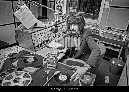 BBC DJ 'The Baron' à radio Manchester dans les premiers jours de la station. Le Baron a également fait un spectacle "le Baron en grand" à la radio 1 samedi midi. Banque D'Images