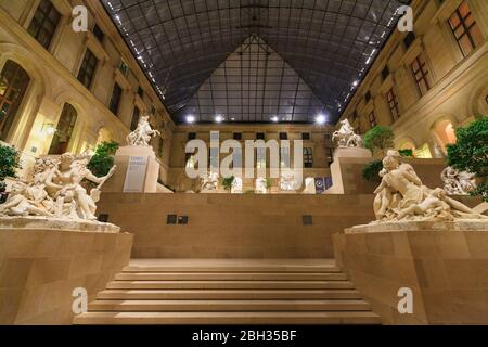 Sculpture française dans le Cour Marly au Musée du Louvre, Paris Banque D'Images