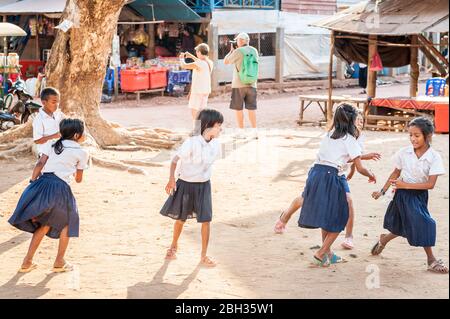 Les enfants cambodgiens jouent à l'extérieur de leur école locale dans le village flottant de Tonle SAP, Kampong Phluk, province de Siem Reap, Cambodge. Banque D'Images