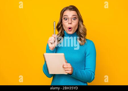 Photo de gentille dame d'affaires tenir personnel planificateur inspiré lever génie idée créative intelligente personne porter les spécifications bleu turtleneck Banque D'Images