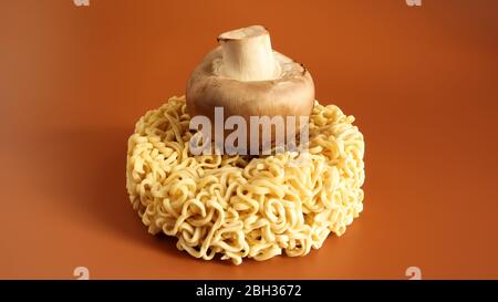Nouilles et champignons instantanés asiatiques, ramen et légumes traditionnels orientaux. Restauration rapide. Le concept de végétarisme. Pâtes, pour les préparati Banque D'Images