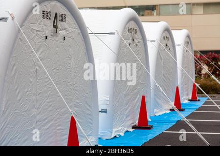 Tentes médicales sur un parking derrière le Centre national de santé et de médecine mondiales à Tokyo, Japon, 21 avril 2020. Les visiteurs atteints de fièvre peuvent passer un test PCR, qui peut détecter les infections du coronavirus COVID-19. Crédit photographe Niclas Ericsson. () Banque D'Images