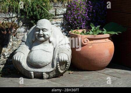 Maidenhead, Berkshire, Royaume-Uni. 23 avril 2020. Une pierre de Bouddha en riant dans le soleil lumineux apporte une certaine joie pendant le verrouillage de la pandémie de Coronavirus. Crédit : Maureen McLean/Alay Live News Banque D'Images