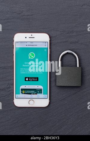 LONDRES, Royaume-Uni - MARS 2017 : application de messagerie WhatsApp sur un smartphone avec cadenas. Banque D'Images