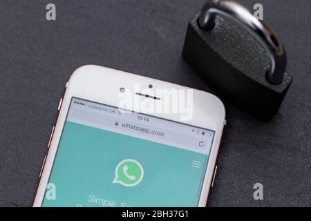 LONDRES, Royaume-Uni - MARS 2017 : application de messagerie WhatsApp sur un smartphone avec cadenas. Banque D'Images