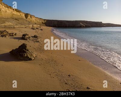 Drone vue aérienne sur la côte d'une plage à Hengam en Iran Banque D'Images