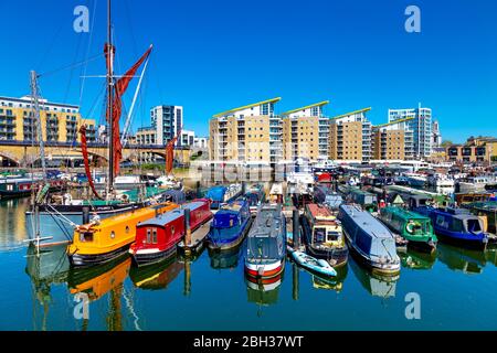 Amarre à Narrowboats dans le bassin de Limehouse, Londres, Royaume-Uni Banque D'Images