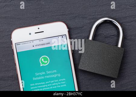 LONDRES, Royaume-Uni - MARS 2017 : application de messagerie WhatsApp sur un smartphone avec cadenas. Banque D'Images