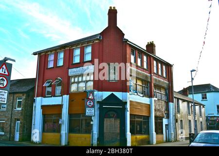 Un établissement classique de trois étages situé au 53, rue Nolton, près du centre-ville de Bridgend. Il est resté embarqué et vide pendant un certain temps. Banque D'Images