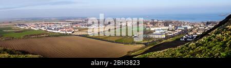 En regardant vers le nord depuis le côté ouest de Berwick Law, vers North Berwick et le Firth of Forth. Lycée et école primaire dans la vue Banque D'Images