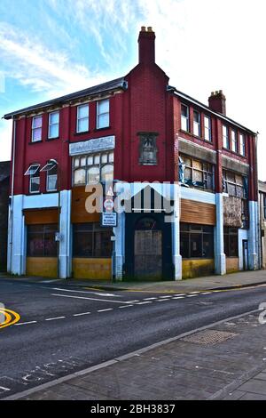 Un établissement classique de trois étages situé au 53, rue Nolton, près du centre-ville de Bridgend. Il est resté embarqué et vide pendant un certain temps. Banque D'Images