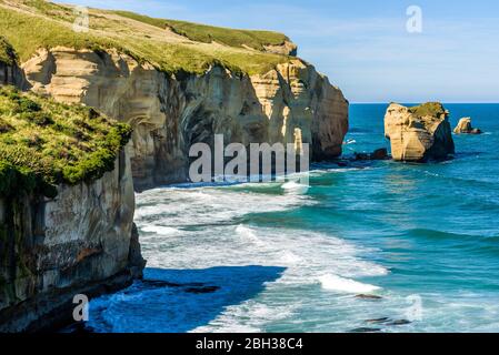 Falaises sculptées, formations rocheuses érodées et vagues de mer rugueuses à Tunnel Beach, région d'Otago, île du Sud, Nouvelle-Zélande Banque D'Images