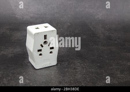 Gros plan sur les adaptateurs de prise multiple électriques universels. Permet de se connecter à différentes prises électriques dans le monde entier Banque D'Images