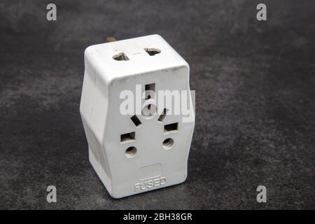 Gros plan sur les adaptateurs de prise multiple électriques universels. Permet de se connecter à différentes prises électriques dans le monde entier Banque D'Images