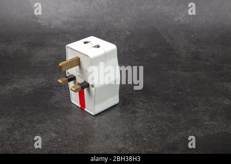 Gros plan sur les adaptateurs de prise multiple électriques universels. Permet de se connecter à différentes prises électriques dans le monde entier Banque D'Images