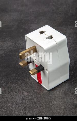 Gros plan sur les adaptateurs de prise multiple électriques universels. Permet de se connecter à différentes prises électriques dans le monde entier Banque D'Images