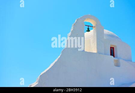 Dôme et beffroi de l'église de Panagia Paraportiani sur l'île de Mykonos contre le ciel bleu clair, Grèce Banque D'Images