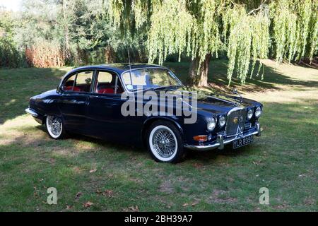 Vue avant des trois quarts d'un Jaguar 420 bleu foncé de 1968, exposé au Quay, pendant le festival Sandwich de 2019 Banque D'Images