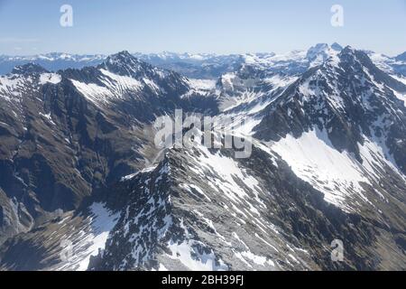 Aérien, à partir d'un planeur, de pentes abruptes sombres du Centaur Peak , tourné dans une lumière de printemps vive de l'est, Otago, île du Sud, Nouvelle-Zélande Banque D'Images