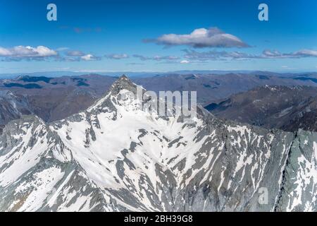 Aérienne, à partir d'un planeur, de pentes raides du pic de Lochnagar , prise de vue dans une lumière de printemps vive de l'ouest, Otago, île du Sud, Nouvelle-Zélande Banque D'Images