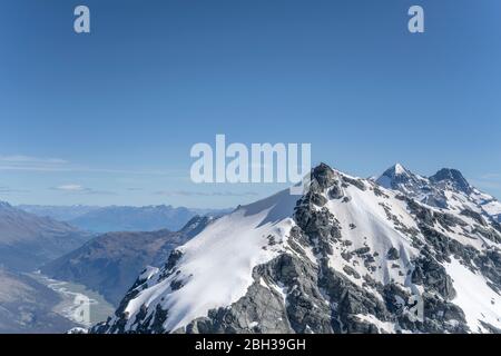 Aérien, à partir d'un planeur, de pentes rocheuses raides de Mt. Clarke , tourné dans une lumière de printemps vive du nord, Otago, île du Sud, Nouvelle-Zélande Banque D'Images