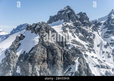 Aérien, à partir d'un planeur, de falaises abruptes sombres de Mt.Head avec neige printanière, tiré dans une lumière de printemps vive du nord-est, Otago, South Island, New Z Banque D'Images