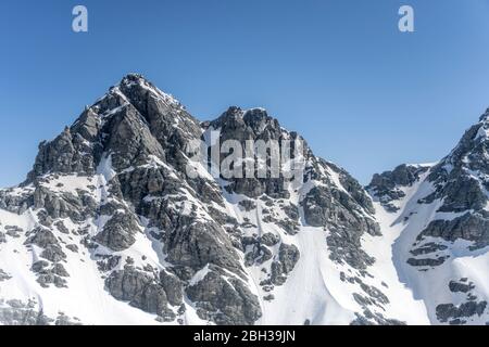 Aérien, depuis un planeur, de sommets sombres abrupts au Mt.Head avec neige de printemps, tourné dans une lumière de printemps vive du nord-est, Otago, South Island, New Banque D'Images