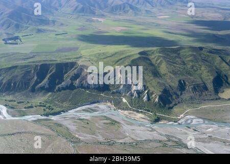 Aérien, depuis un planeur, de Clay Cliffs et de la rivière Ahuriri, tourné dans un lumineux printemps de dessus, près d'Omarama, Canterbury, île du Sud, Nouvelle-Zélande Banque D'Images