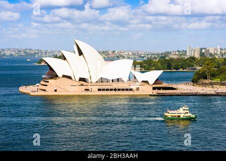 Vue sur l'Opéra, Circular Quay et le quartier des affaires de Sydney, le jour ensoleillé de l'été, depuis le point de vue de Pylon, au sommet du pont du port. NSW, Australie. Banque D'Images