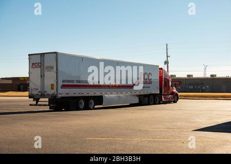 Un semi-camion FCC stationné dans un parking. ÉTATS-UNIS. Banque D'Images