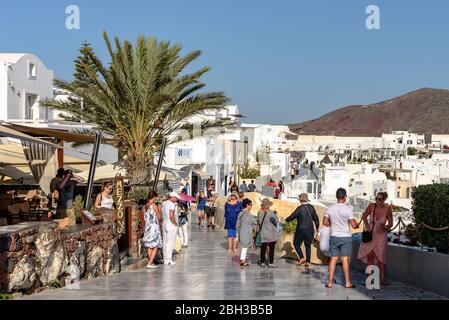 Les touristes marchant sur la rue principale d'Oia dans l'après-midi sur Santorin, Grèce Banque D'Images