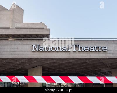 Covid-19 ferme le Théâtre National sur la Southbank à Londres Banque D'Images