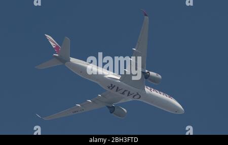 Wimbledon, Londres, Royaume-Uni. 23 avril 2020. Légère augmentation observée dans les départs de l'aéroport d'Heathrow au-dessus de la route référentielle bruit (NPR) la plus à l'est au-dessus de Londres au cours du 31 jour de l'éclusage de Coronavirus. Qatar Airways Airbus A 350 A 7-AMH quitte Heathrow pour Doha. Crédit: Malcolm Park/Alay Live News. Banque D'Images