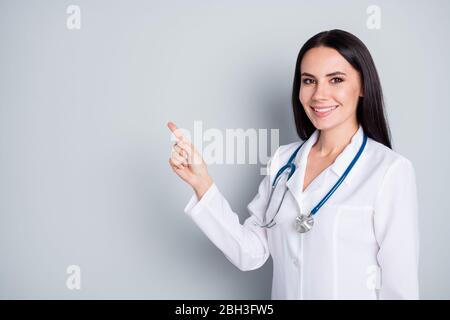 Désinfectez vos mains. Photo de la belle famille doc dame assistant clinique de virologie doigt direct espace vide montrer règles de bannière vêtements de sécurité manteau de laboratoire Banque D'Images