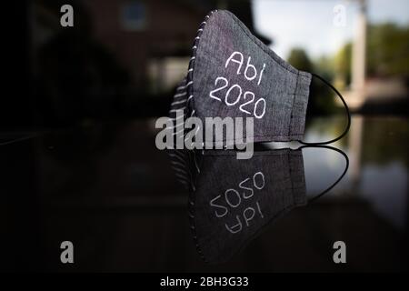 Haltern am See, Allemagne. 23 avril 2020. Un masque avec l'inscription 'ABI 2020' se trouve sur une table. Près de six semaines après la fermeture des écoles en Rhénanie-du-Nord-Westphalie en raison de la crise de la couronne, de nombreuses écoles ouvrent maintenant leurs portes pour la première fois pour des milliers d'examinateurs. Crédit: Rolf Vennenbernd/dpa/Alay Live News Banque D'Images