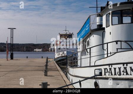 Lutakko Marina à Jyväskylä est le port le plus commercial de Norhern dans le lac Päijänne. Les restaurants et les bateaux de croisière sont amarrés et attendent les clients. Banque D'Images