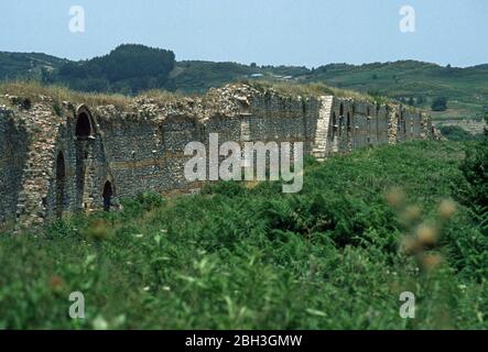 Les murs de l'ancienne ville de Nicopolis, construits par Augustus César (anciennement Octavian) pour commémorer sa victoire sur les flottes de Mark Antony et Cleopatra dans la bataille navale d'Actium, qui a eu lieu à proximité. Près de Preveza, Epirus, Grèce. Les vestiges du théâtre grec, qui devait se trouver à l'extérieur des murs, sont en arrière-plan. Nicopolis a un statut provisoire de site du patrimoine mondial de l'UNESCO. Banque D'Images