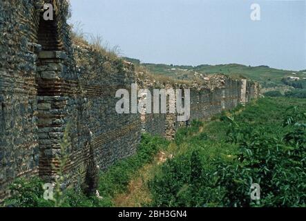 Les murs de l'ancienne ville de Nicopolis, construits par Augustus César (anciennement Octavian) pour commémorer sa victoire sur les flottes de Mark Antony et Cleopatra dans la bataille navale d'Actium, qui a eu lieu à proximité. Près de Preveza, Epirus, Grèce. Les vestiges du théâtre grec, qui devait se trouver à l'extérieur des murs, sont en arrière-plan. Nicopolis a un statut provisoire de site du patrimoine mondial de l'UNESCO. Banque D'Images