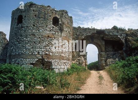 Une porte dans les murs de l'ancienne ville de Nicopolis, construite par Augustus César (anciennement Octavian) pour commémorer sa victoire sur les flottes de Mark Antony et Cleopatra dans la bataille navale d'Actium, qui a eu lieu à proximité. Près de Preveza, Epirus, Grèce. Nicopolis a un statut provisoire de site du patrimoine mondial de l'UNESCO. Banque D'Images