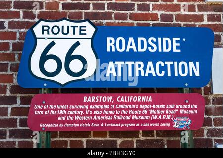 Barstow, Californie, États-Unis - 23 avril 2013 : signe pour l'attraction de la roadsign dans la gare historique de Barstow Harvey House sur la route 66 Banque D'Images