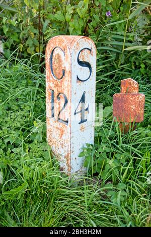 Milepost sur le canal Gloucester et Sharpness, près de Slimbridge, Gloucestershire, Angleterre, Royaume-Uni. Banque D'Images