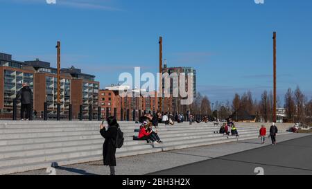 Le front de mer de Lutakko est en train de devenir un endroit populaire pour se détendre par beau temps. Après un long et sombre hiver finlandais, les gens profitent du soleil. Banque D'Images