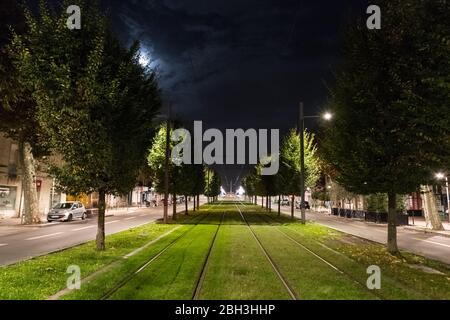 Bordeaux, France - 23 septembre 2018 : les chemins de tramway électriques des transports publics traversent des rues bordées d'arbres dans la ville de Bordeaux, assez vides Banque D'Images