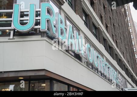 New York, NY, États-Unis. 23 avril 2020. Urban Outfitters Store à Herald Square comme le commerçant lutte pour la pandémie COVID-19 le 23 avril 2020 à New York. Crédit: Bryan Smith/ZUMA Wire/Alay Live News Banque D'Images