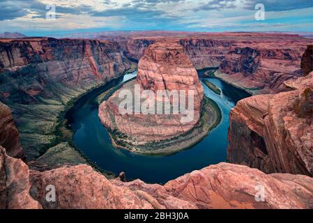 Vue panoramique sur Horseshoe Bend, à 270 degrés, tournez sur le fleuve Colorado dans Glen Canyon depuis le point de vue dans la zone de loisirs nationale de Glen Canyon près de Page, Arizona. Banque D'Images