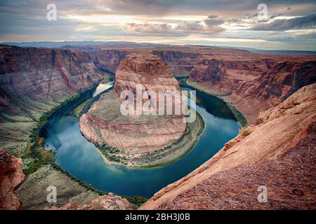 Vue panoramique sur Horseshoe Bend, à 270 degrés, tournez sur le fleuve Colorado dans Glen Canyon depuis le point de vue dans la zone de loisirs nationale de Glen Canyon près de Page, Arizona. Banque D'Images