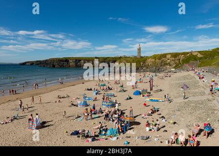 Ballyblion, Irlande - 15 août 2016 : les gens qui profitent du temps ensoleillé sur la plage dans la ville de Ballyblion Banque D'Images