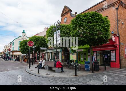 Killarney, Irlande -25 juin 2018 : rues animées du centre-ville de Killarney pendant la saison touristique estivale. Banque D'Images